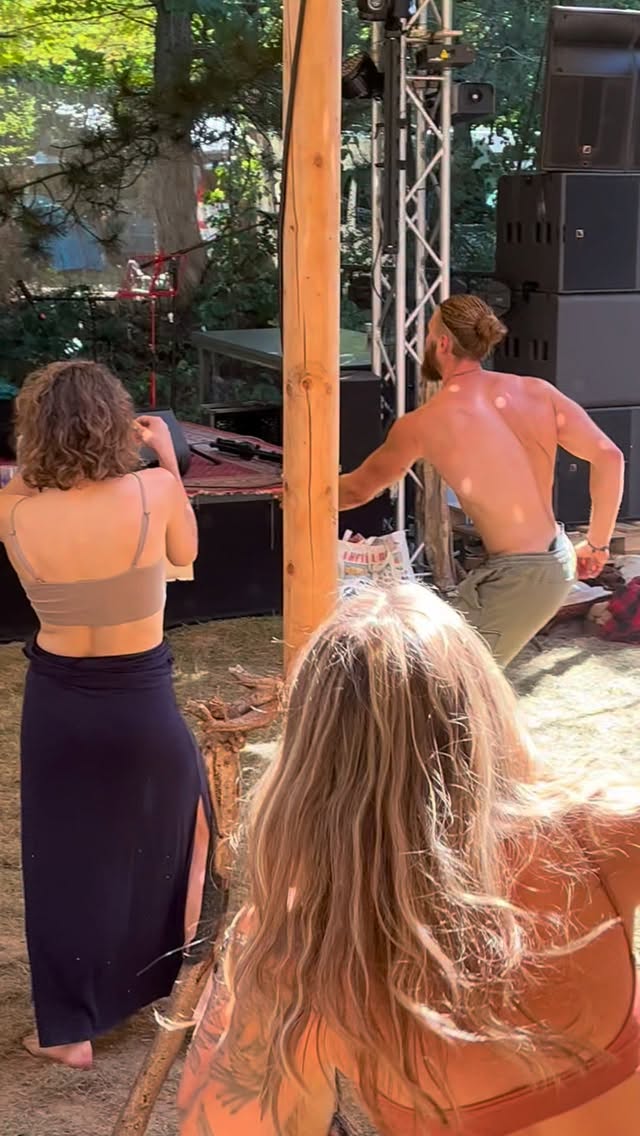 Valerio Treite — Festival-Auftritt, oberkörperfrei in Bewegung