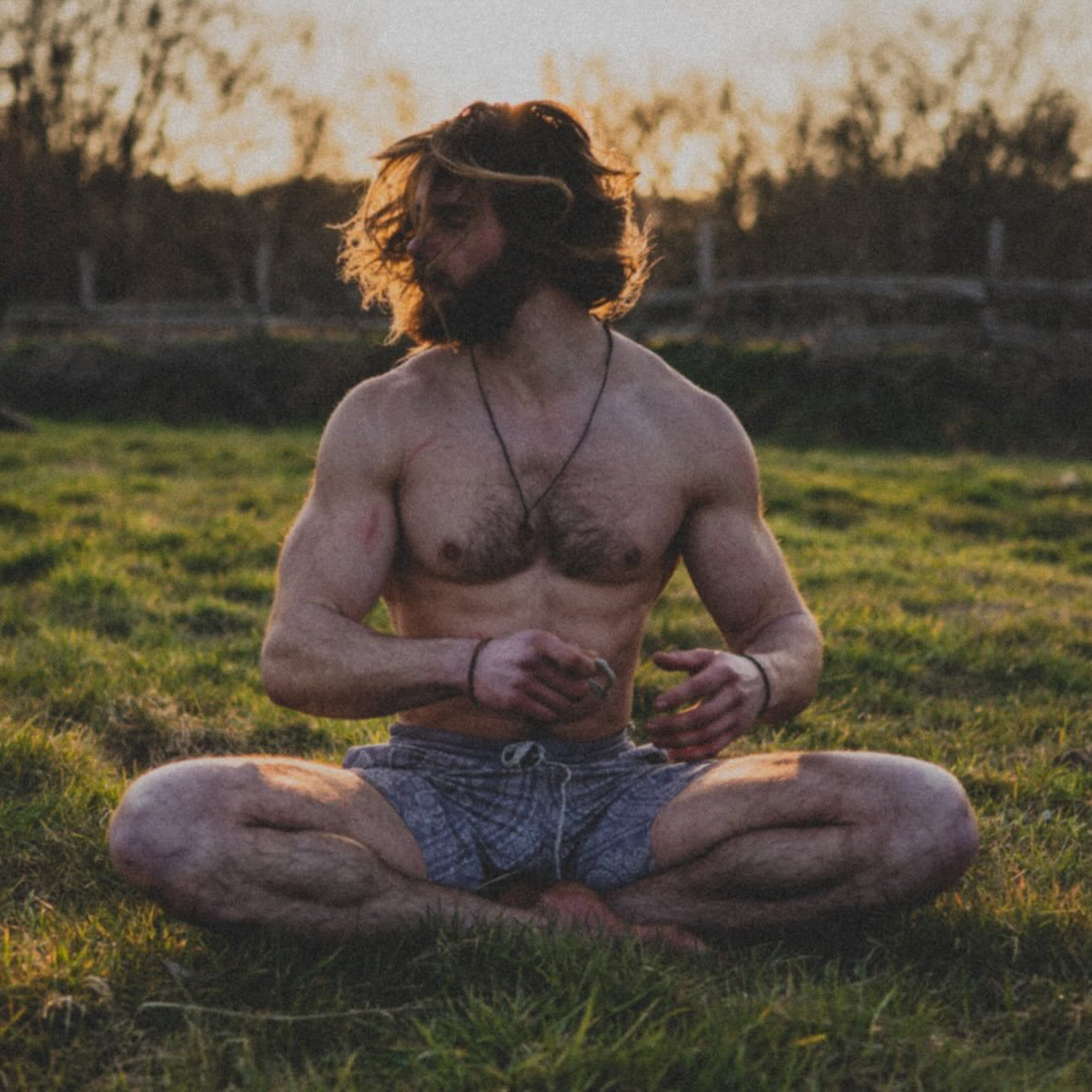 Valerio in Meditation bei Sonnenuntergang
