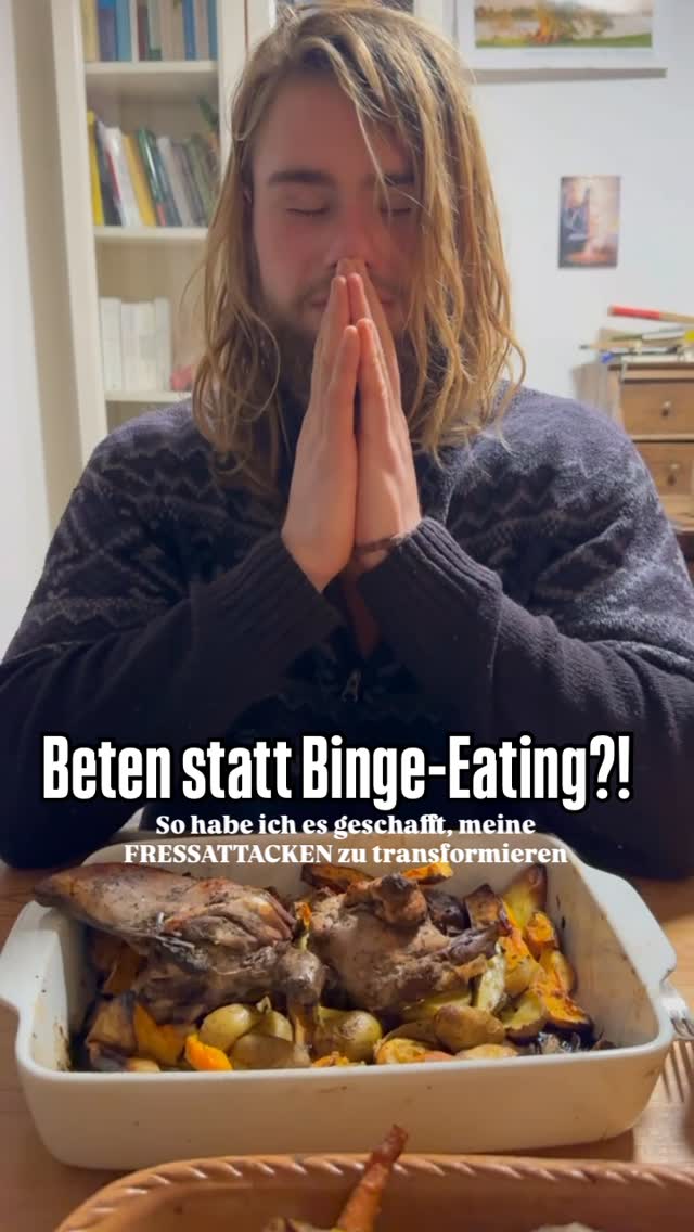 Gekochte Mahlzeit auf dem Tisch, Innehalten vor dem Essen